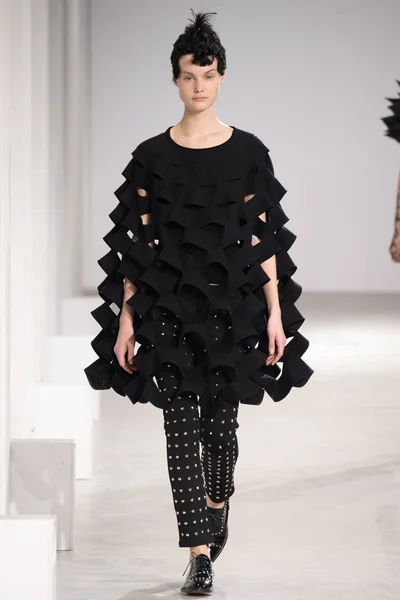 Look 16